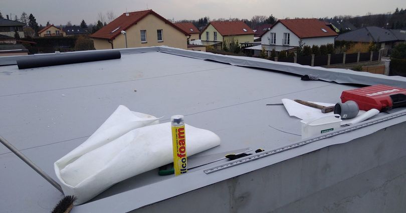 Skladba ploché střechy novostavby rodinného domu