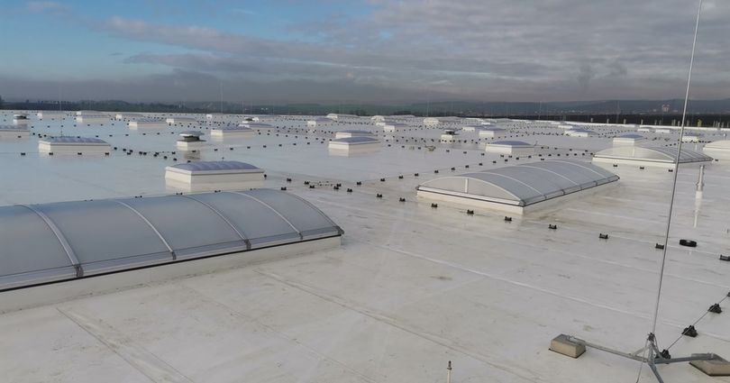 Skladba ploché střechy halového objektu o velikosti 13.000 m2